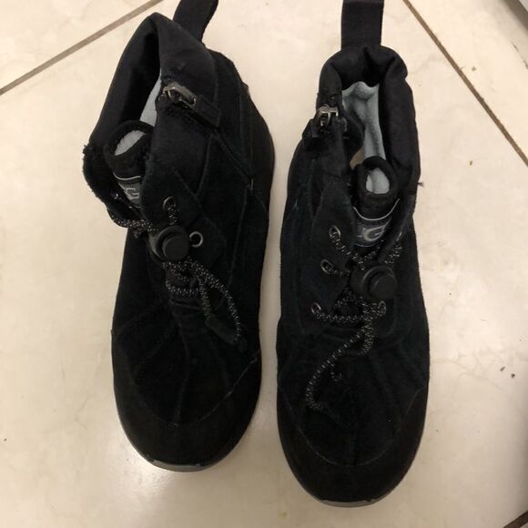 Uggs   - Picture 3 of 9